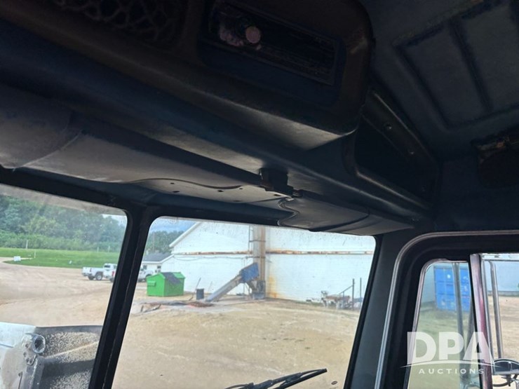1998-peterbilt-385-image-73