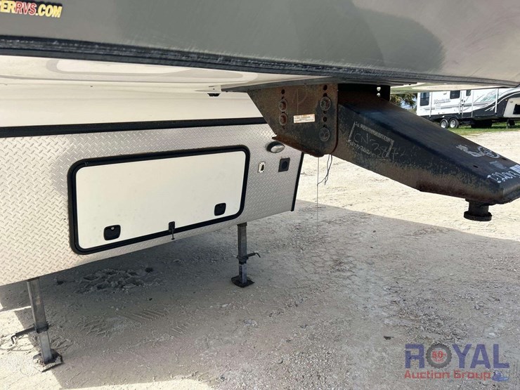 2015-revere-shasta-27db-5th-wheel-travel-trailer-image-26