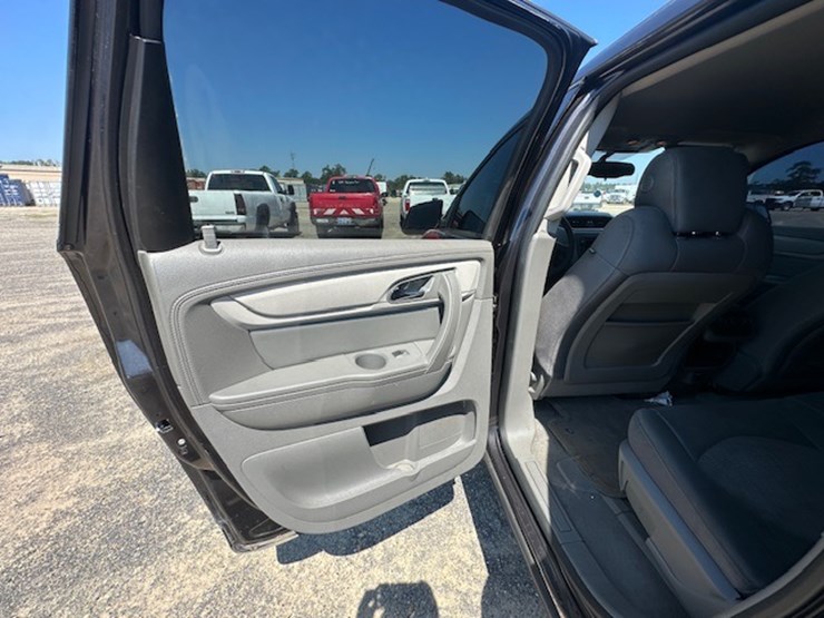 2016-chevrolet-traverse-ls-image-25