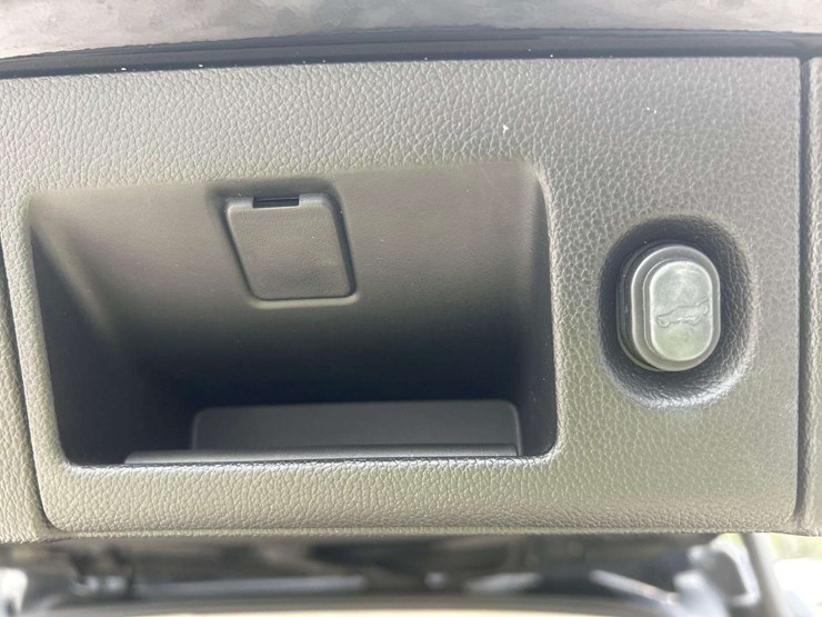 2019-chevrolet-tahoe-lt-image-30