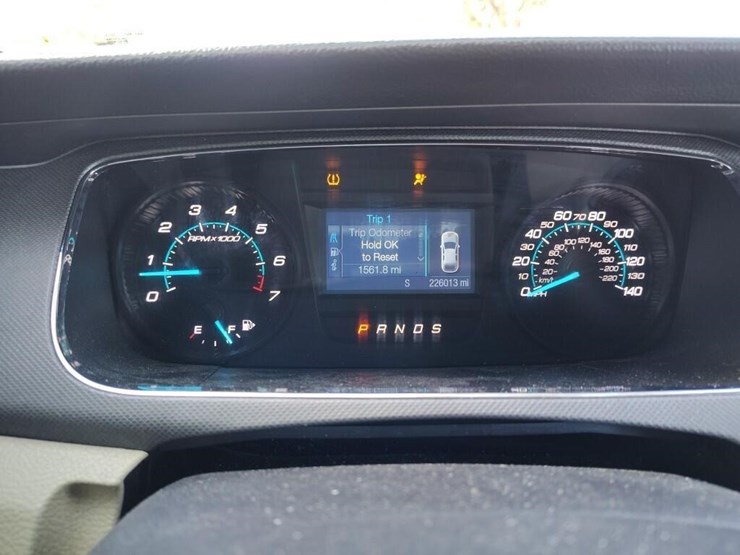 2014-ford-taurus-se-runs/moves-image-8