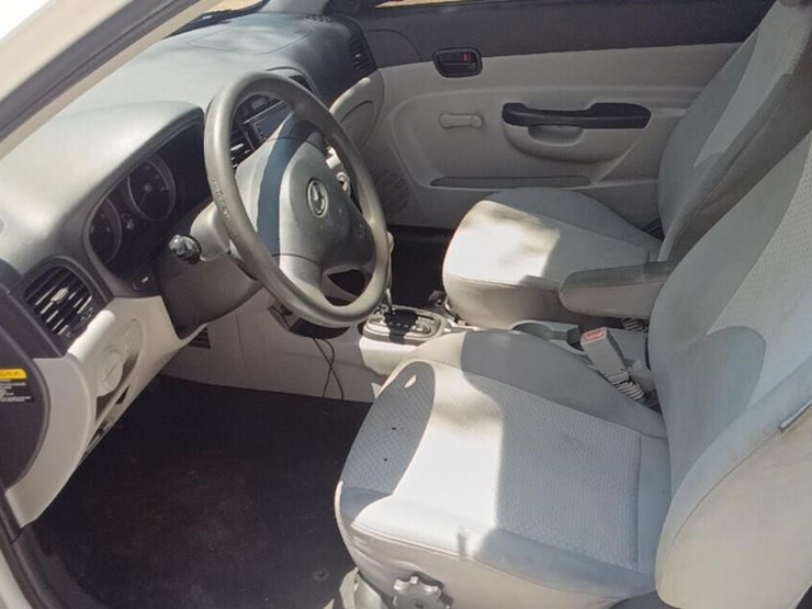 2010-hyundai-accent-runs/moves-gs-image-7