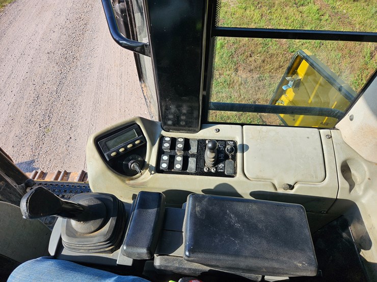 2014-caterpillar-953d-image-61