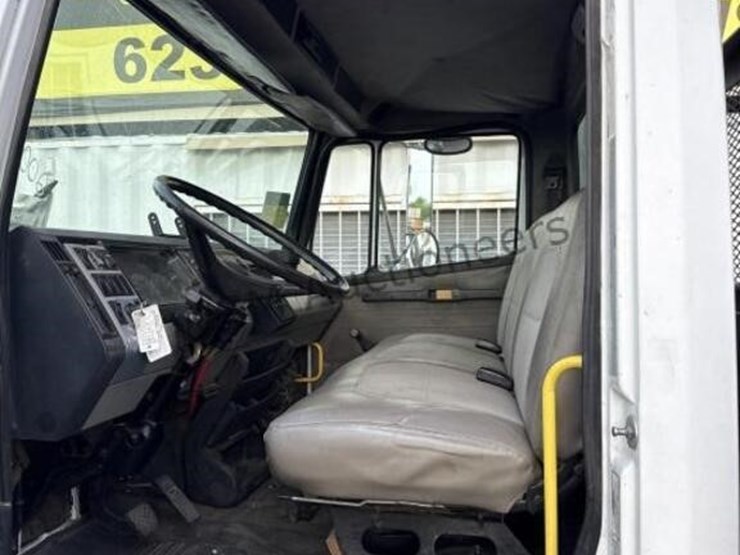 2003-freightliner-fl70-image-32