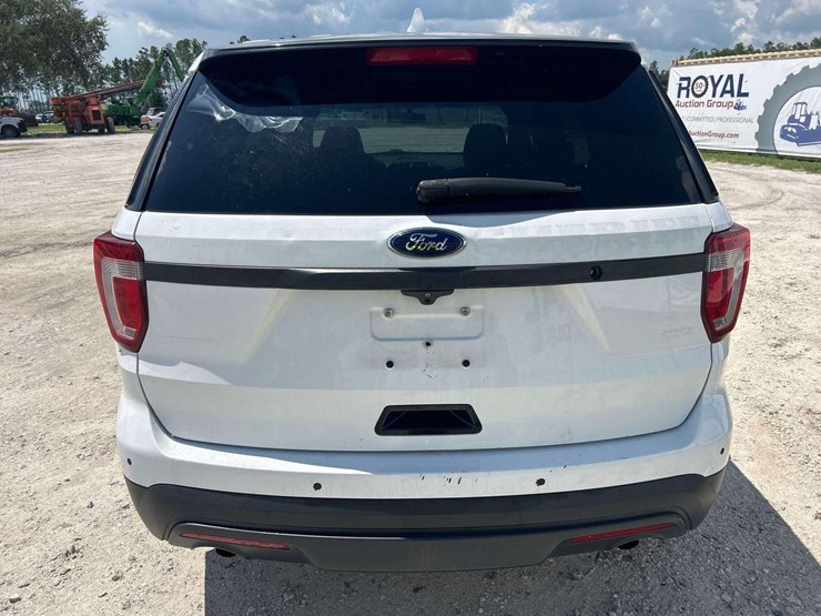 2016-ford-explorer-image-24