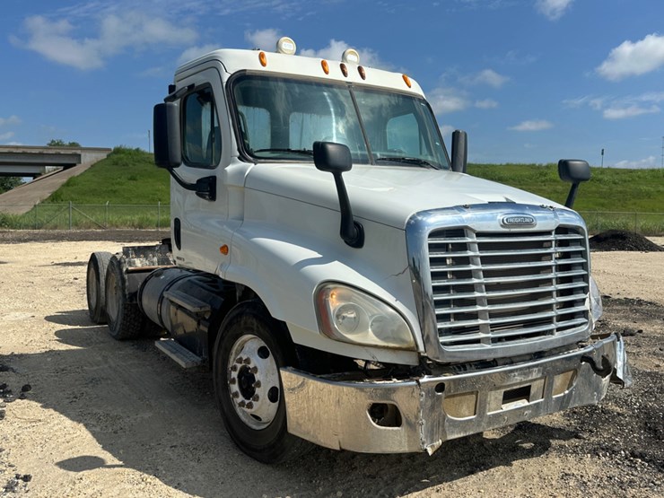 2012-freightliner-cascadia-image-3