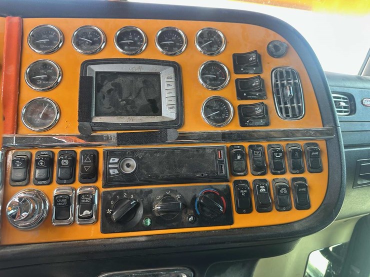 2011-peterbilt-389-image-10