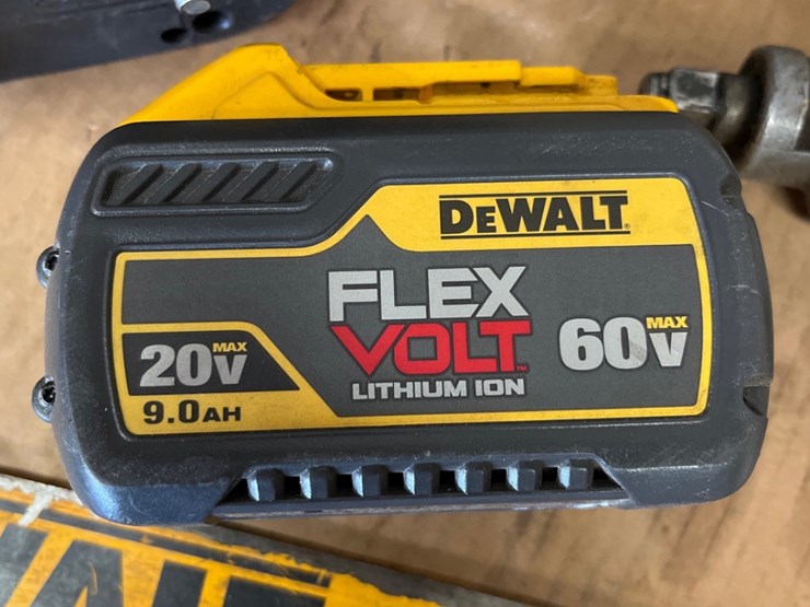 dewalt-cordless-60v-chainsaw-w/(2)-batteries-image-7
