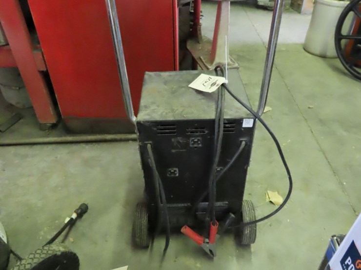 solar-670-fleet-battery-charger-image-2