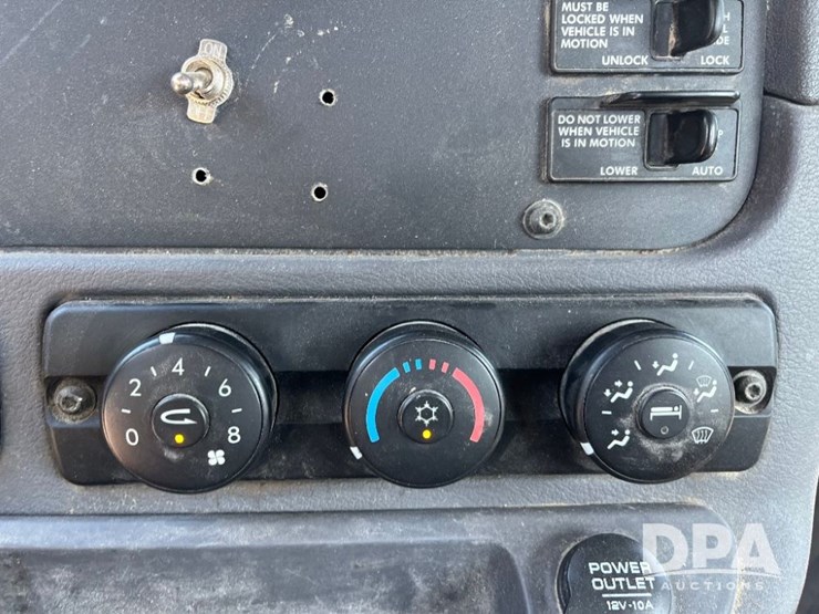 2013-freightliner-cascadia-day-cab-truck-(jn2570,-unit-4038)-image-76