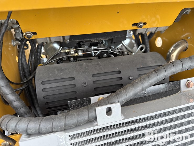 2025-agt-mx-crt23-compact-track-loader-image-16