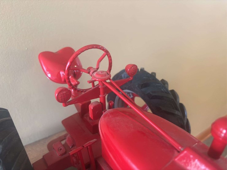 1/8-farmall-m-image-9