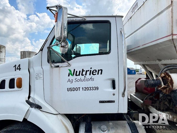 2005-sterling-dry-tender-truck-(gp11242,-unit-111565)-image-29