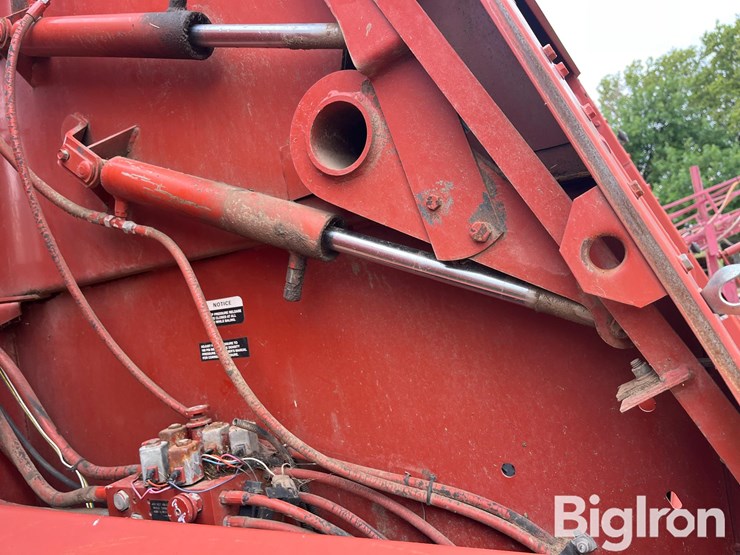 hesston-560-image-17