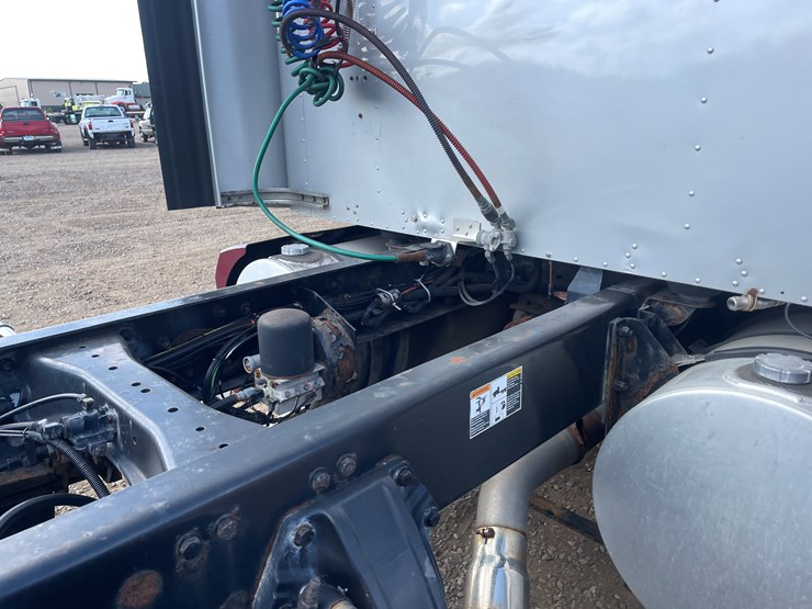2012-kenworth-t660-image-12