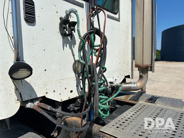 2004-freightliner-columbia-day-cab-truck-(cp0611,-unit-4014)-image-40