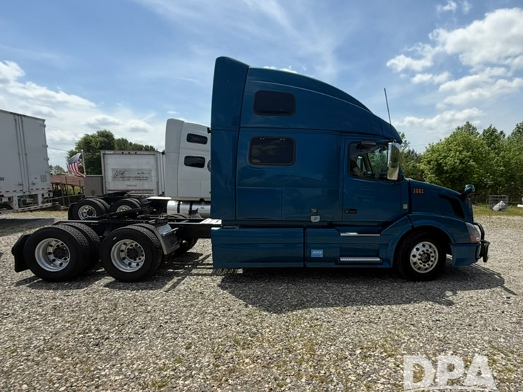 2017-volvo-vnl780-image-3