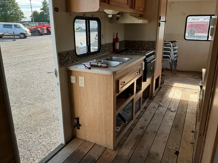 #2252-•-coachmen-futura-2000-travel-trailer*-image-39