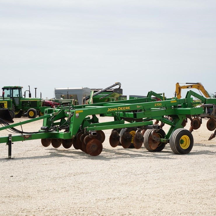 2005 JOHN DEERE 2700