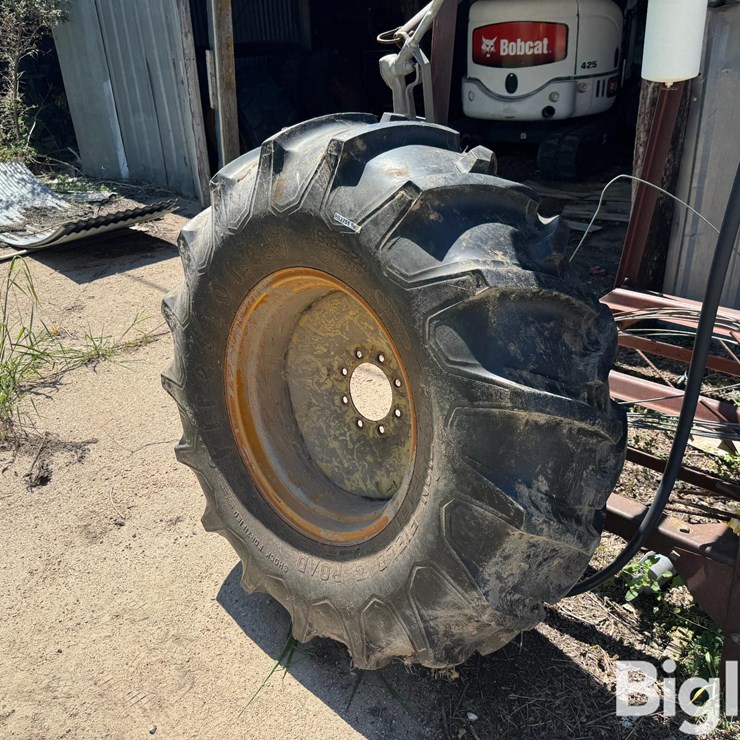 16.9-24 Pivot Tire