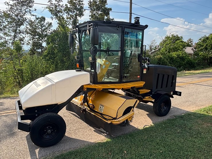 #82-•-#27064-•-2017-laymor-sm-450st-street-sweeper-image-1