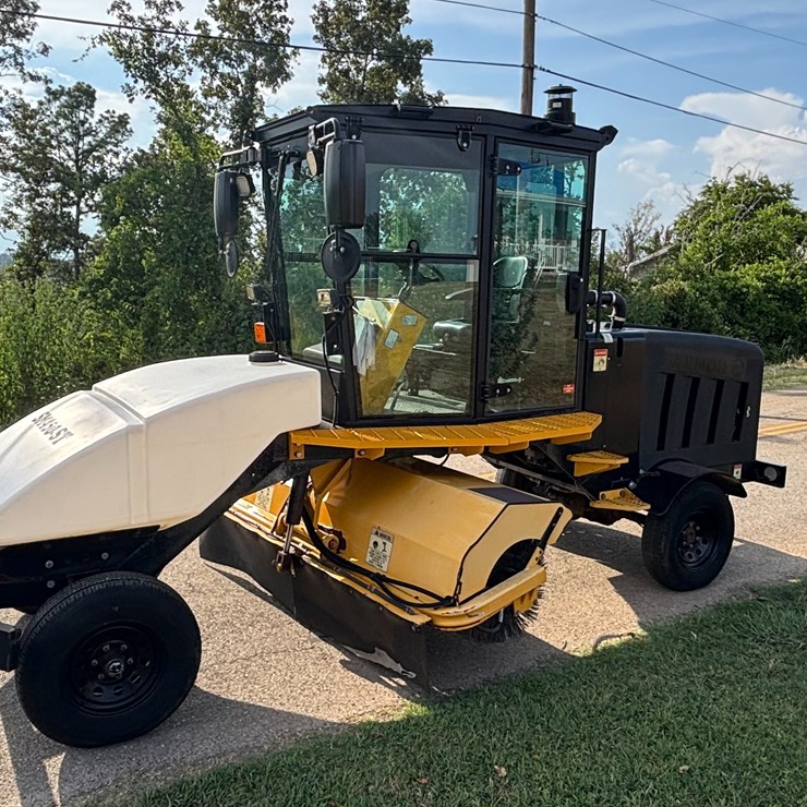 #82 • #27064 • 2017 Laymor SM-450ST Street Sweeper
