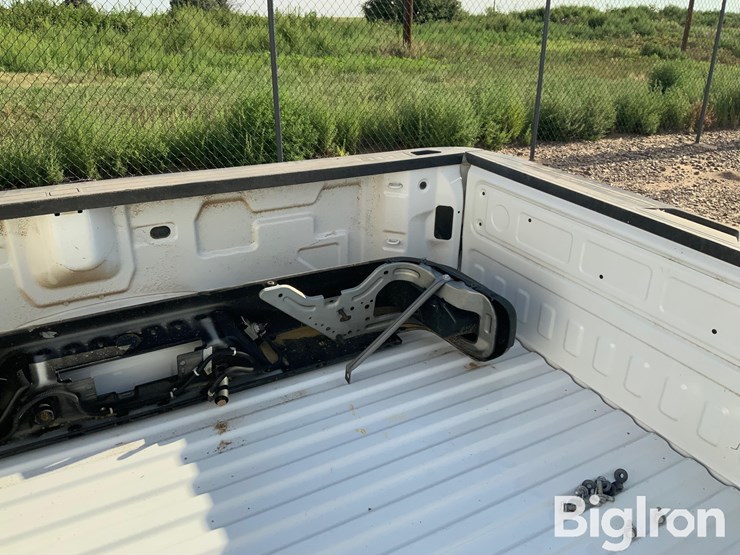 2020-chevrolet-8'-pickup-box-image-17
