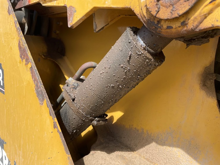 2014-caterpillar-242-image-14