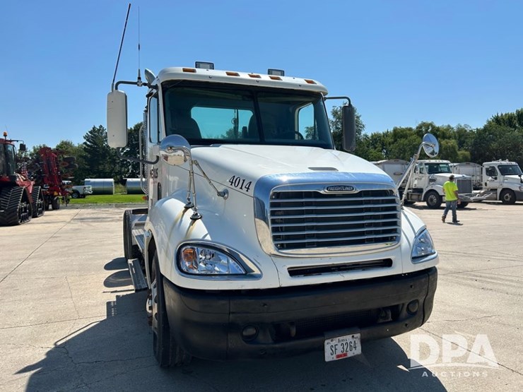 2004-freightliner-columbia-day-cab-truck-(cp0611,-unit-4014)-image-2