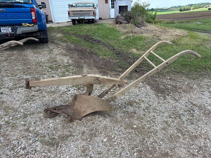 oliver-10”-walking-plow-image-1