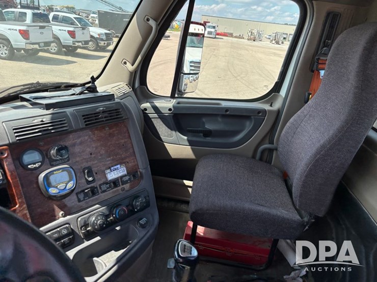 2013-freightliner-truck-(dr11874-unit-771)-image-63