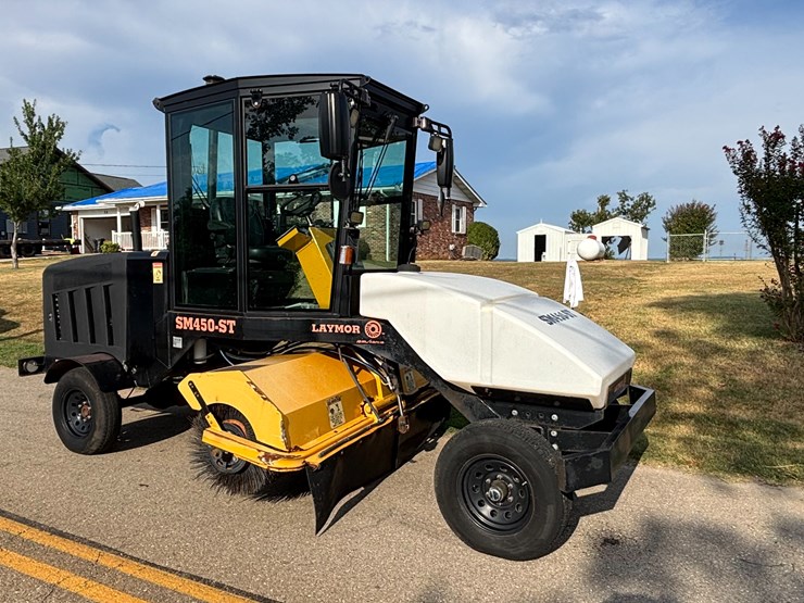 #82-•-#27064-•-2017-laymor-sm-450st-street-sweeper-image-3