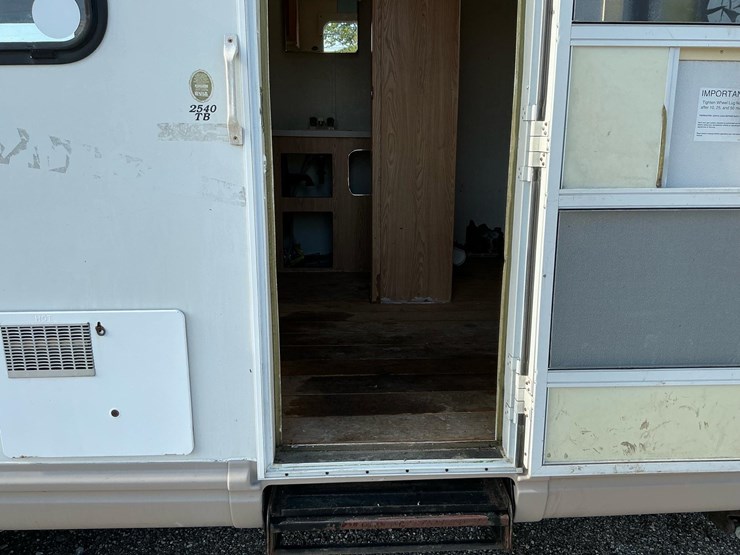 #2252-•-coachmen-futura-2000-travel-trailer*-image-32