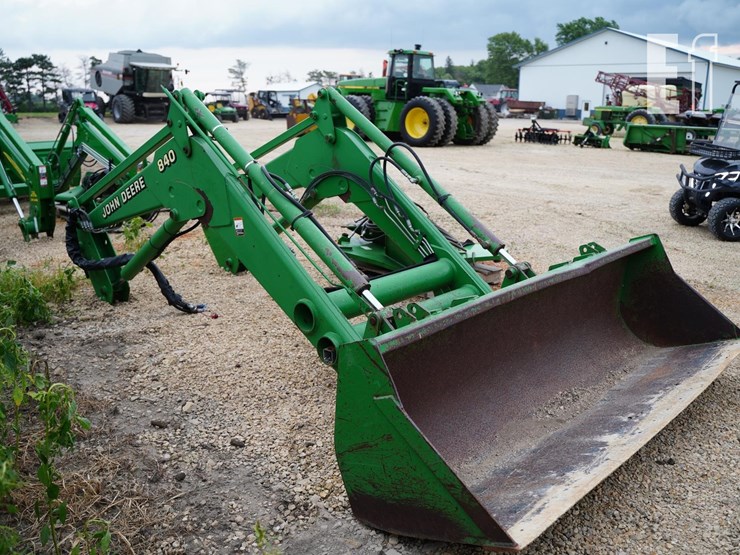 2004-john-deere-840-image-3