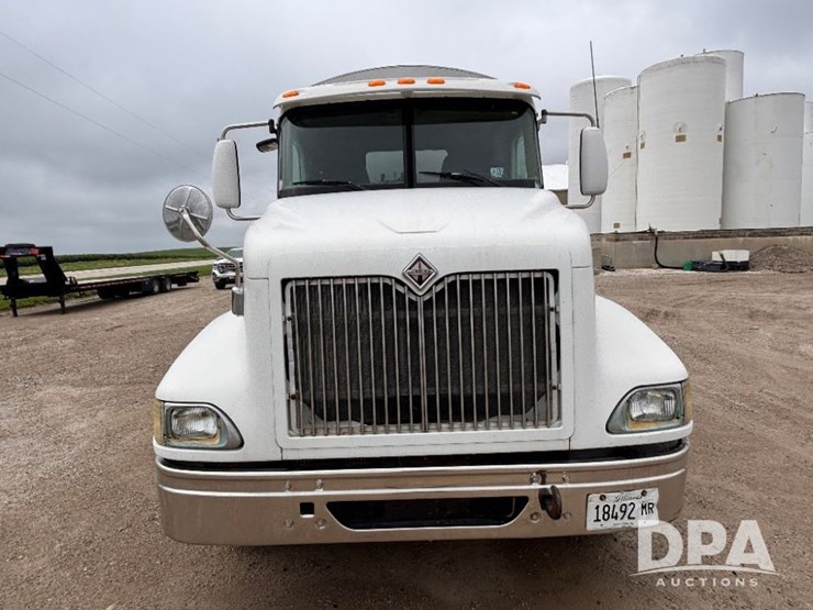 2004-ihc-9400i-dry-tender-truck-(gp11023,-unit-193)-image-3