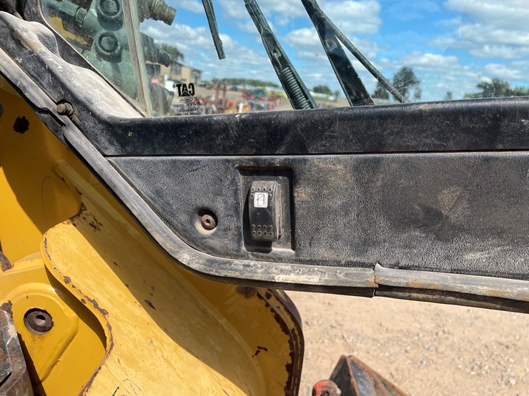2014-caterpillar-242-image-17