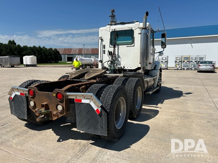 2004-freightliner-columbia-day-cab-truck-(cp0611,-unit-4014)-image-9