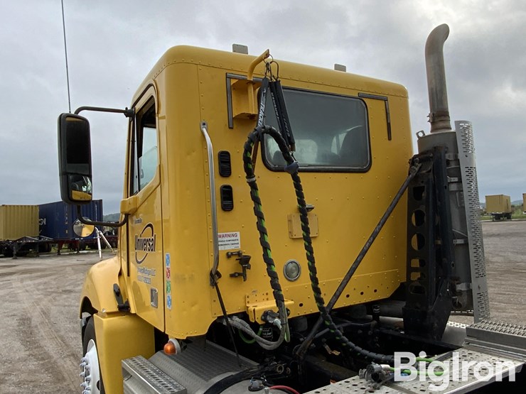 2010-freightliner-columbia-120-image-16
