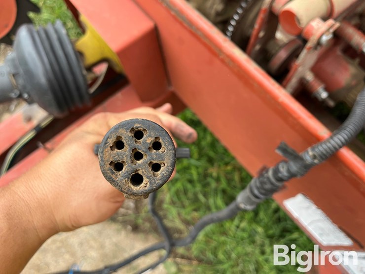 hesston-560-image-11