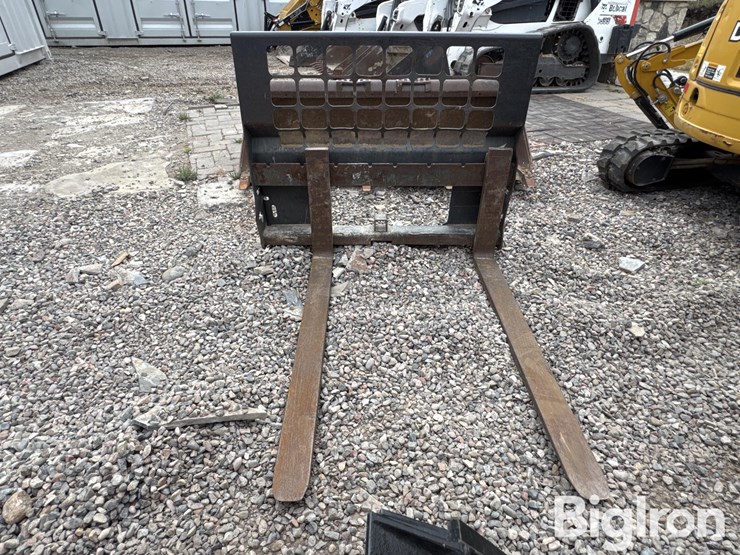 4'-compact-track-loader-pallet-forks-image-2