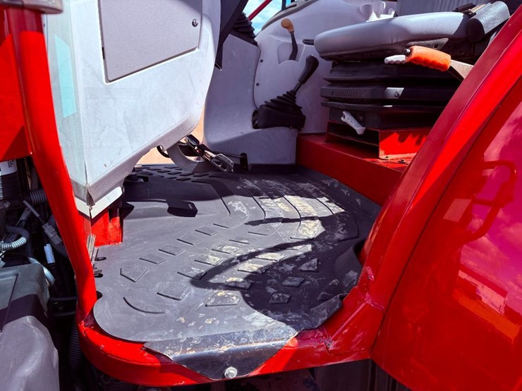 2016-case-ih-farmall-130a-image-43