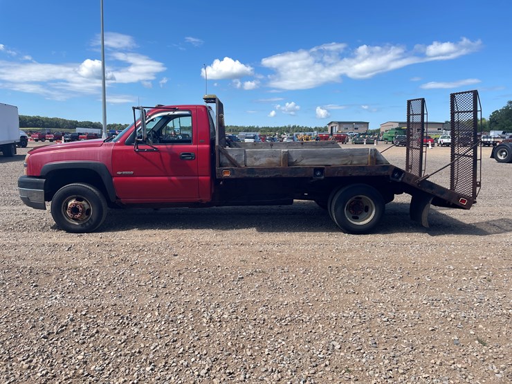 2004-chevrolet-silverado-3500-image-2