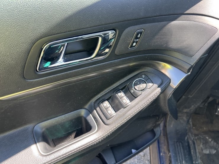 2016-ford-explorer-image-22