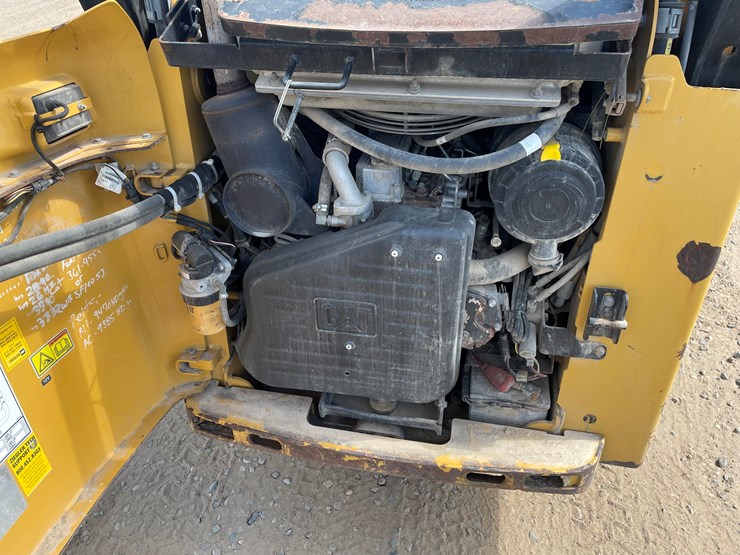 2014-caterpillar-242-image-12