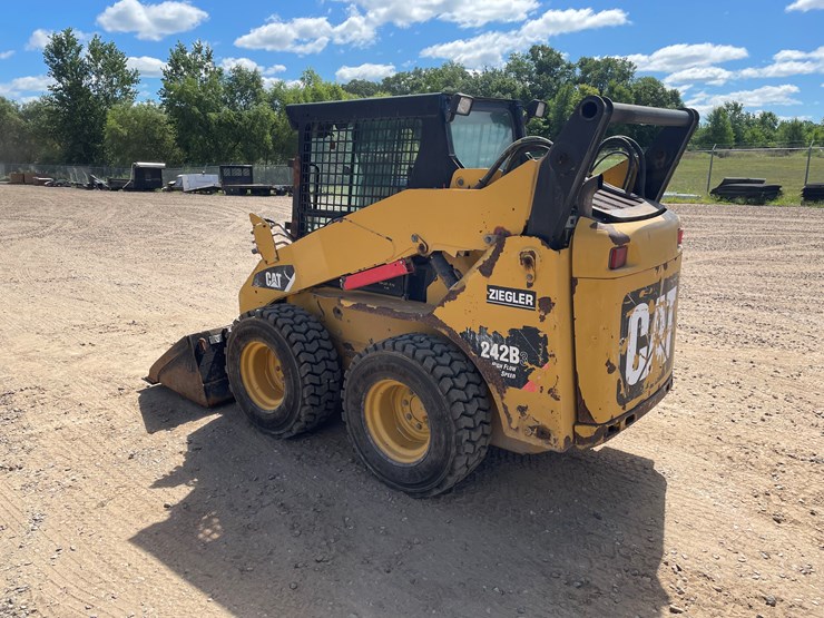 2014-caterpillar-242-image-2