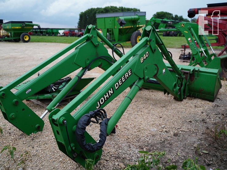 2004-john-deere-840-image-4