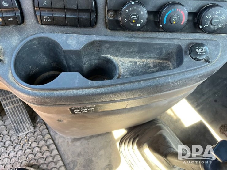 2013-freightliner-cascadia-day-cab-truck-(jn2570,-unit-4038)-image-75