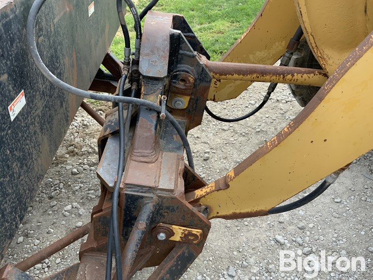 caterpillar-938f-image-14