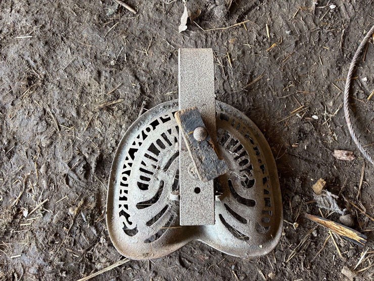 (2)-cast-iron-seats-image-3
