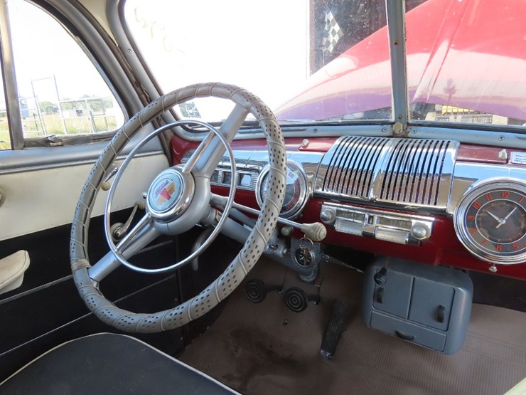 1946-ford-super-deluxe-tudor-sedan-image-25